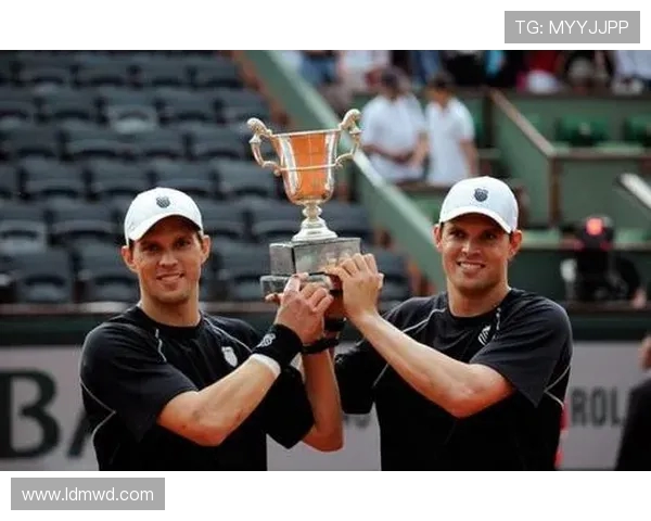 重庆网球队与杭州网球队赛后复盘团队协作的精彩瞬间与经验分享